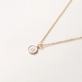Collier doré 52cm avec pendentif rond en émail blanc orné de la lettre B dorée - Lettre B / 52cm / Blanc