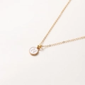 Collier doré avec pendentif lettre N en émail blanc et chaîne fine de 52cm - Lettre N
