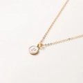 Élégant collier doré avec lettre P et pendentif circulaire en émail blanc sur chaîne - Lettre P
