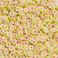 Détail macro de perles heishi de 6 mm en argile rose et jaune pour bijoux fait main - 350 Pcs 1 Paquet (Diamètre 6mm/Ouverture 2mm) Environ 15.5g / Style Multicolore 03