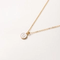 Collier doré minimaliste avec un pendentif rond en émail blanc et la lettre Q - Lettre Q