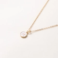 Élégant collier doré de 52cm avec pendentif rond en émail blanc et lettre R - Lettre R