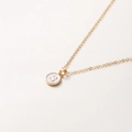 Collier minimaliste doré de 52cm avec pendentif rond en émail blanc et la lettre S - Lettre S