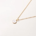 Collier doré minimaliste avec pendentif rond en émail blanc et la lettre T - Lettre T