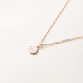 Collier doré élégant de 52 cm avec pendentif rond en émail blanc et la lettre U - Lettre U