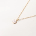 Collier minimaliste doré 52cm avec pendentif en émail blanc et la lettre V gravée - Lettre V
