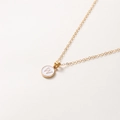 Collier doré 52cm minimaliste avec pendentif rond en émail blanc et lettre W - Lettre W