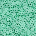 Vue macro des perles heishi de 6 mm vert menthe en argile polymère pour bijoux - 350 Pcs/Paquet (6mm/2mm Trou) / Vert Lac