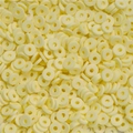Détail macro de perles Heishi de 6 mm en argile polymère jaune pâle pour bijoux DIY - 350 Pcs/Paquet (6mm/2mm Trou) / Light jaune