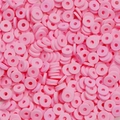 Gros plan de perles heishi roses de 6mm en argile polymère pour la création de bijoux DIY - 350 Pcs/Paquet (6mm/2mm Trou) / Rose