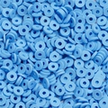 Gros plan de perles heishi 6mm bleu clair en argile polymère pour création de bijoux DIY - 350 Pcs/Paquet (6mm/2mm Trou) / Bleu ciel