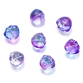Makro-Detail von Glasperlen in Katzenpfoten-Form mit blau-violettem Verlauf für DIY-Schmuck - 10er Pack / Blau und Violett