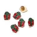 Dettaglio di spille smaltate a forma di scatola regalo di Natale con bordi dorati e chiusura - Regalo