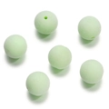 Detailopname van mintgroene geflokte ronde kralen met matte textuur voor DIY sieraden - Diameter 15,5 mm/Gat 2,5 mm (5 Stuks/Verpakking) / Groen