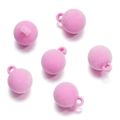 Vue détaillée de perles rondes floquées roses avec boucles pour la création de bijoux - Lot de 5 (15.5x20mm) / Rose rouge