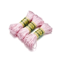 Gedetailleerd overzicht van drie lichtroze 2,5mm nylon koorden voor handgemaakte sieraden - Nr. 5 Koord / Lichtroze
