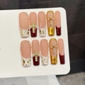 Roze en bordeauxrode plaknagels met gouden accenten en metalen kruisbedeltjes - XS / Lange Vierkante Stijl (3339)