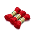 Macro-opname van drie glanzende rode koorden voor Chinese knopen en DIY-handwerkprojecten - Nr. 5 Koord / Rood
