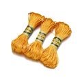 Detailopname van felgele nylon koorden voor handgemaakte sieraden en Chinese knopen - Koord maat 7 / Donkeroranje