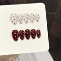 Glanzende rood-witte polka dot kunstnagels in ovale vorm op een witte displaykaart - XS / Rood en wit polkadot patroon