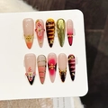 Handgefertigte Tortoise-Press-On-Nägel mit Goldtexturen und floralen Vintage-3D-Mustern - Extra Klein (XS) / Stiletto