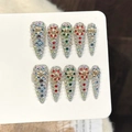 Unghie finte fatte a mano a mandorla lunga con strass multicolore e dettagli a stella - XS / Colorato