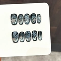 Unghie fatte a mano blu navy occhio di gatto con fiocchi glitterati e strass 3D - Extra Piccolo (XS) / Blu Stella Innevata