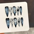 Unghie finte stiletto gotiche con design a inchiostro bianco e nero e ciondoli argento - XS / Galassia Macchiata d'Inchiostro (3434-Bara Corta)