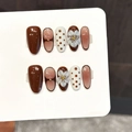 Unghie finte fatte a mano marrone caramello con fiori 3D e motivi a pois retrò chic - Extra Piccolo (XS) / Stile intagliato marrone caramello (3435-中椭圆)