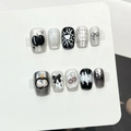 Détail de 10 faux ongles faits main avec paillettes argentées et motifs peints à la main - XS / Style Graffiti Argent Noir Blanc Sweet Cool (F559)
