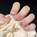 Unghie finte fatte a mano rosa nudo con cuori 3D bianchi, perle e fiocchi rosa - M