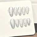 Détail de faux ongles amande avec finition aurore, dentelle blanche et motif nœud - XS / Style Nœud Dentelle Aurore (F560)