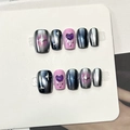 Vue macro de faux ongles Y2K peints à la main avec cœurs violets et étoiles argentées - XS / Style Y2K Dégradé Noir Gris Métal Argent Rose (F558)