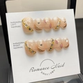 Handgemaakte kunstnagels in nude roze met goudfolie en strassteentjes op kaart - Extra Klein (XS)