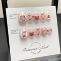 Unghie finte artigianali con coniglietto fragola, fiocchi 3D e strass rosa brillanti - Extra Piccolo (XS)
