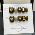 Unghie finte fatte a mano verde oliva cat-eye con cuori d'oro 3D e glitter argentati - XS / Cuore Dipinto a Mano Caffè