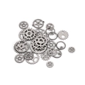 Macro-opname van vintage steampunk metalen tandwielen voor DIY-sieraden en hobbyprojecten - Antiek tin