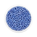 Vista macro de cuentas de vidrio azul perlado de 3-4mm en un recipiente para joyería DIY - 3mm (600 Piezas/Paquete) / Azul