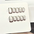 Faux ongles œil de chat argentés carrés courts avec bordure French rouge foncé - Style Bord Rouge Foncé Français Œil de Chat Argent (F571)