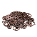 Macro-opname van vintage bronzen legering tandwielen en wijzers voor DIY-sieraden maken - 50g (ca. 28-65 stuks) / Antiek rood koper