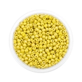 Dettaglio di perline di vetro giallo senape 3-4mm con finitura perlata per fai da te - Giallo