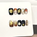 Faux ongles faits main avec œil de chat noir, dégradé rouge ambre et relief floral doré - Style Relief Rouge Ambre Noir Or Baroque (F576)