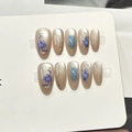 Faux ongles dorés champagne avec motifs floraux bleus et décorations de bijoux - Style Vintage Floral Bleu Foncé Perle Champagne (F578)