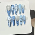 Faux ongles bleu ciel avec lignes chromées argentées style Y2K amande - Style Fluide Chrome Argent Estompé Bleu Ciel (F579)