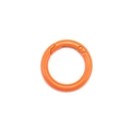 Détail d'une boucle à ressort ronde en métal orange vif avec finition peinte - Orange