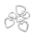 Makro-Detail von silbernen herzförmigen Karabinerverschlüssen aus Metall für DIY-Schlüsselanhänger - 44.5*27*20mm/5 Stück/51g / Silber