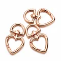 Nahaufnahme der roségoldenen herzförmigen Karabinerverschlüsse mit polierten D-Ringen - 44.5*27*20mm/5 Stück/51g / Roségold