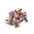 Dettaglio dei mini ciondoli a bottiglia di bubble tea con liquido rosa e anelli metallici - 10 Pezzi/Confezione (AC1313) / Rosso