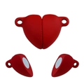 Macro-opname van rode matte hart magneetsluitingen voor DIY sieraden en armbanden - 5 Stuks / Rood