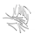 Nahaufnahme glänzender silberner Metall-Biegeröhrchen-Perlen für DIY-Armband-Schmuck - 2*20mm (100 Stück/Packung) / Silber